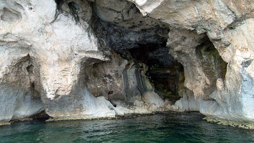 Isola di Tavlara, ingresso grotta del Papa
